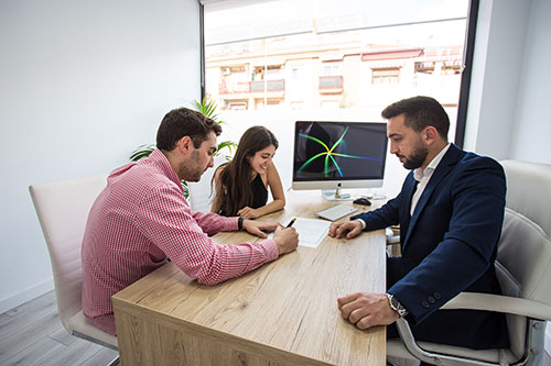 Abogado atendiendo caso de divorcio