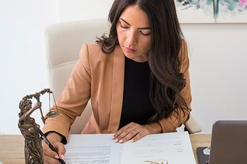 Abogado estudiando un caso de derecho penal